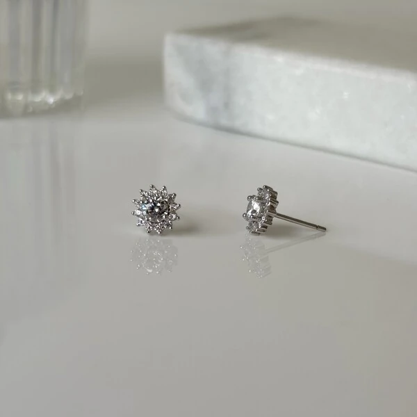 Brinco Molly redondo zircônias brancas ródio branco