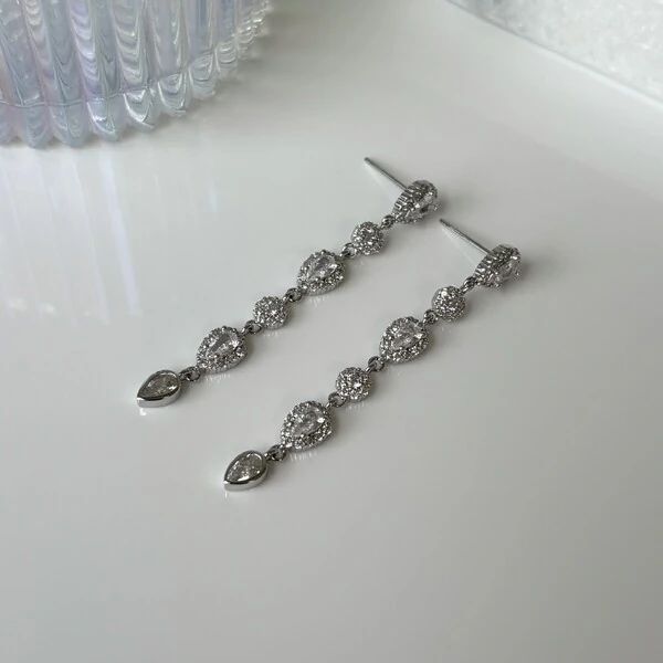 Brinco Dinah gotas zircônia branca ródio branco