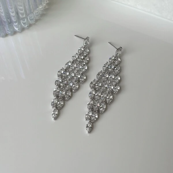 Brinco Fall zircônias brancas ródio branco