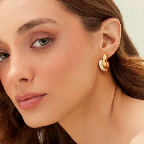 Brinco Aura meia argola lisa e cravejada ouro