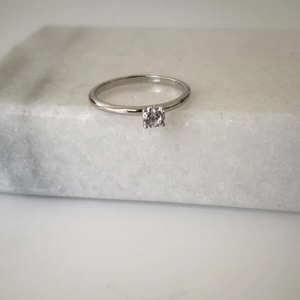 Anel solitário Doha zircônia branca prata 925