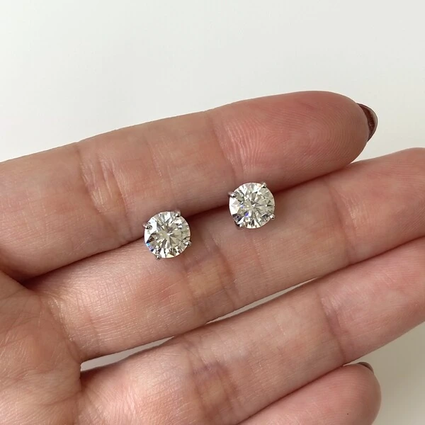 Brinco solitário ponto de luz Moissanite 1.0ct prata 925 (6.5mm)