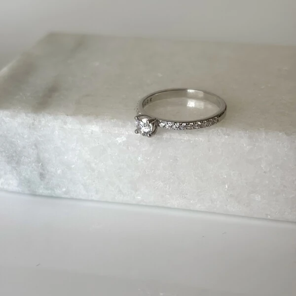 Anel solitário moissanite cravejado 0.3ct prata 925 (4mm)