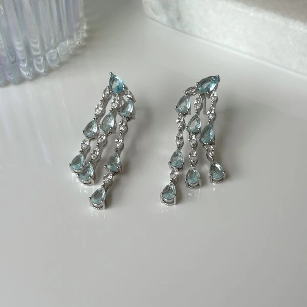 Brinco Esther gotas zircônias água marinha ródio branco