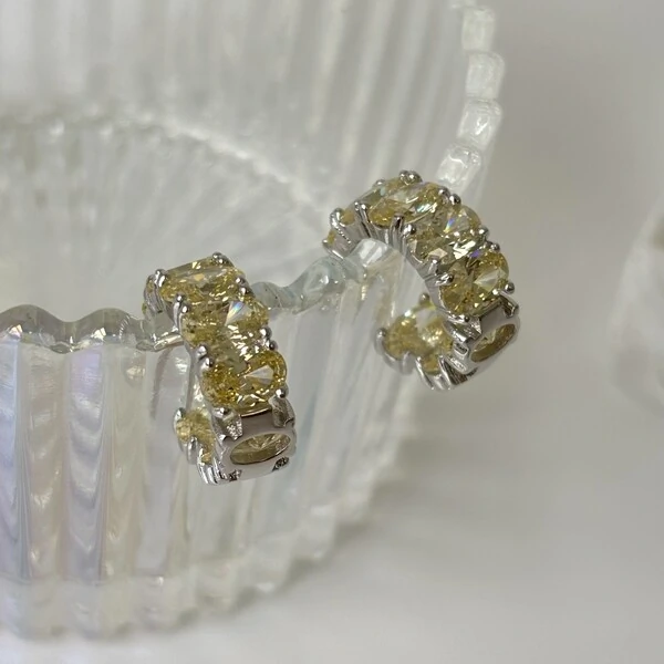 Brinco meia argola Kim zircônias fancy yellow ródio branco