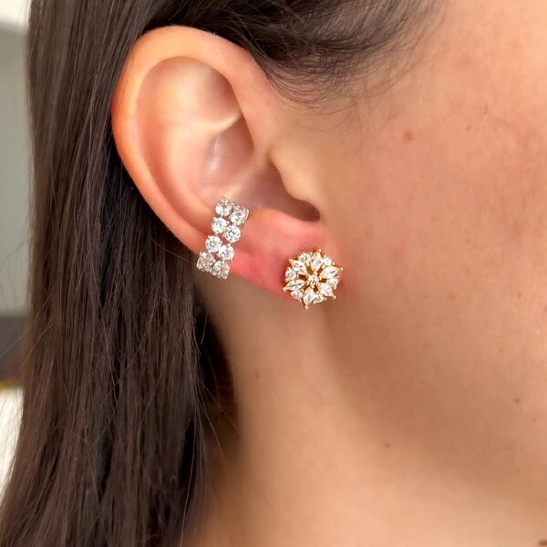 Brinco flower com zircônias brancas ouro
