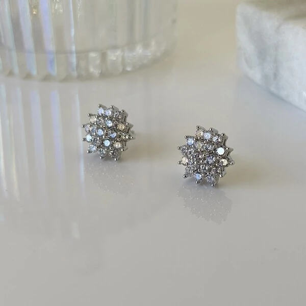 Brinco Tayla cravejado com zircônias prata 925