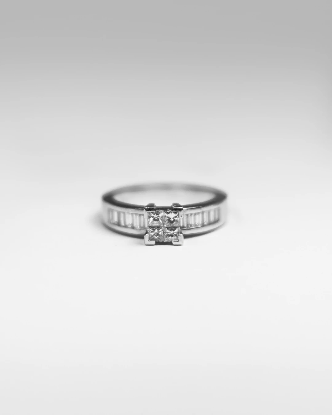 FotoAliança Em Ouro Branco 18k Baguetes e Carre