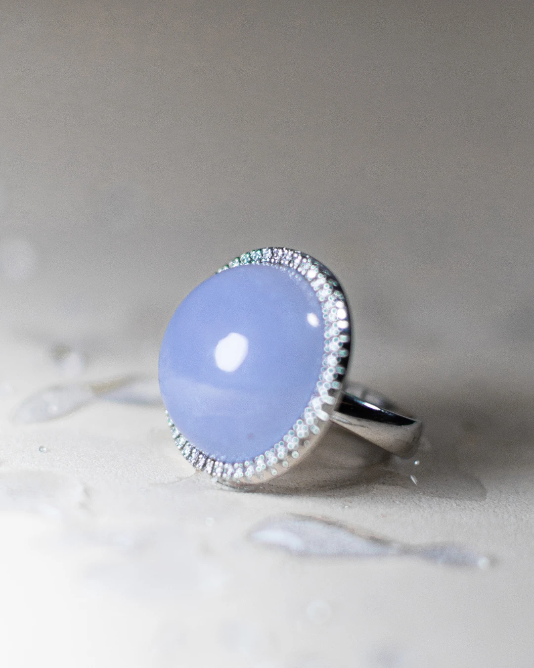 FotoAnel Em Ouro Branco 18k Com Bts e Calcedonia