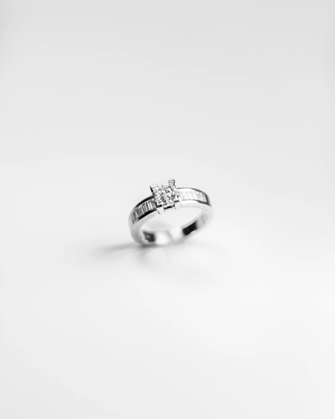 FotoAliança Em Ouro Branco 18k Baguetes e Carre