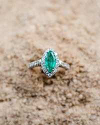 Anel Ouro 18k Com 0,93cts de Esmeralda Navete e 0,85cts de Brilhantes