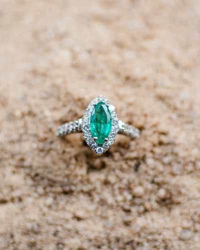 FotoAnel Ouro 18k Com 0,93cts de Esmeralda Navete e 0,85cts de Brilhantes