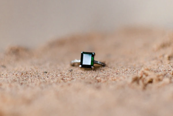 Anel Ouro 18k com Turmalina Verde e Brilhantes