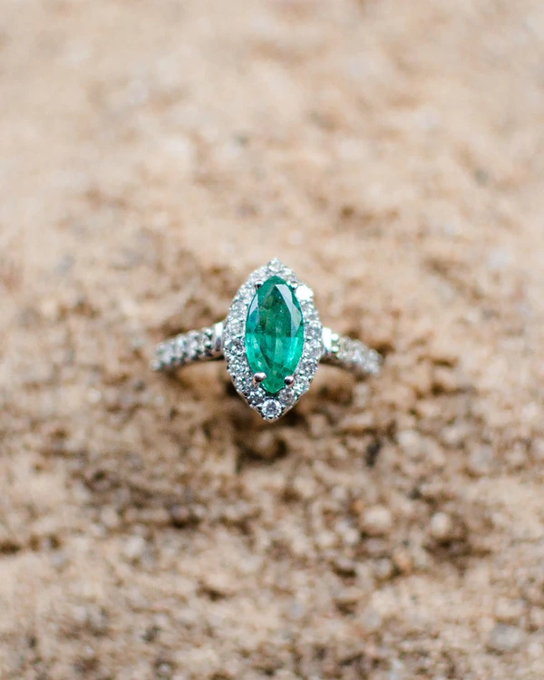 Anel Ouro 18k Com 0,93cts de Esmeralda Navete e 0,85cts de Brilhantes