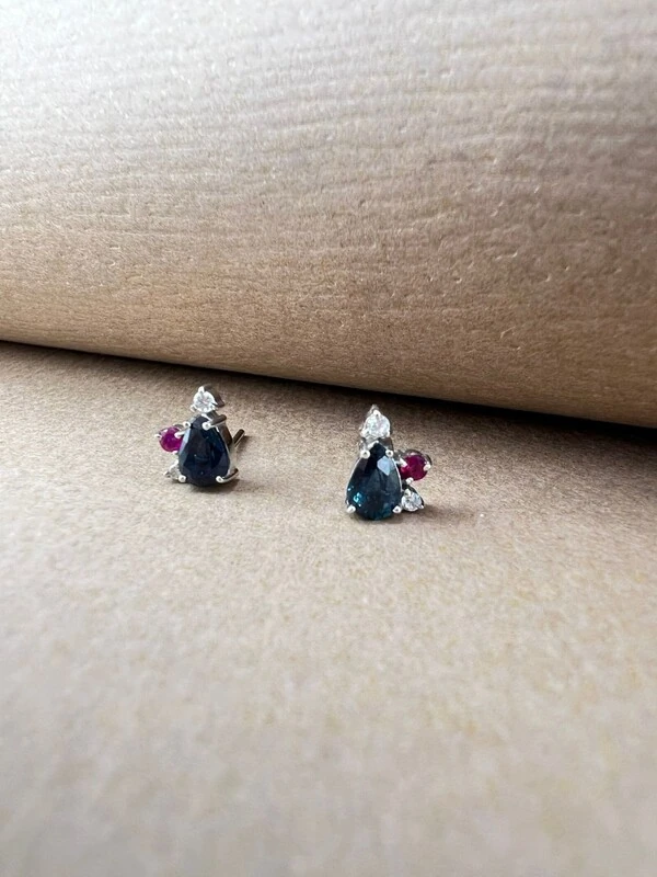 Brinco Ouro 18K com Safiras, Rubis e Brilhantes