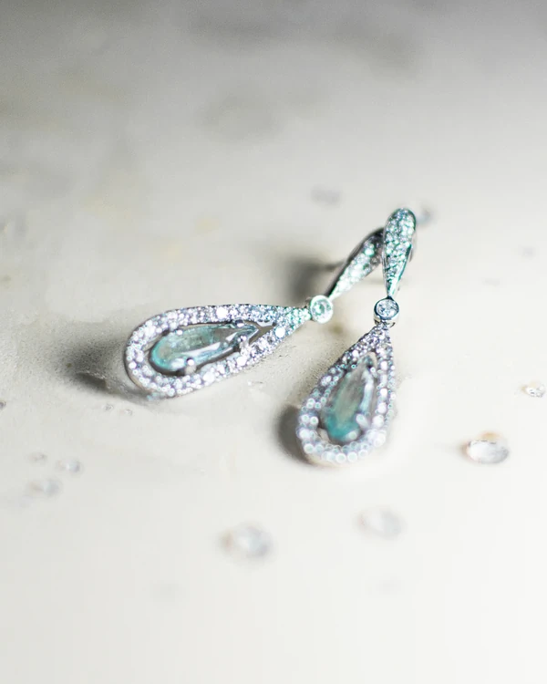 Brinco em Ouro Branco 18K com Brilhantes e Gota Turmalina Paraíba