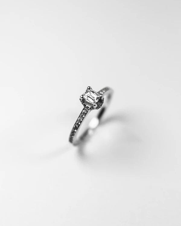 Anel Aliança Ouro 18k Com Diamante Central Corte Esmeralda e Brilhantes