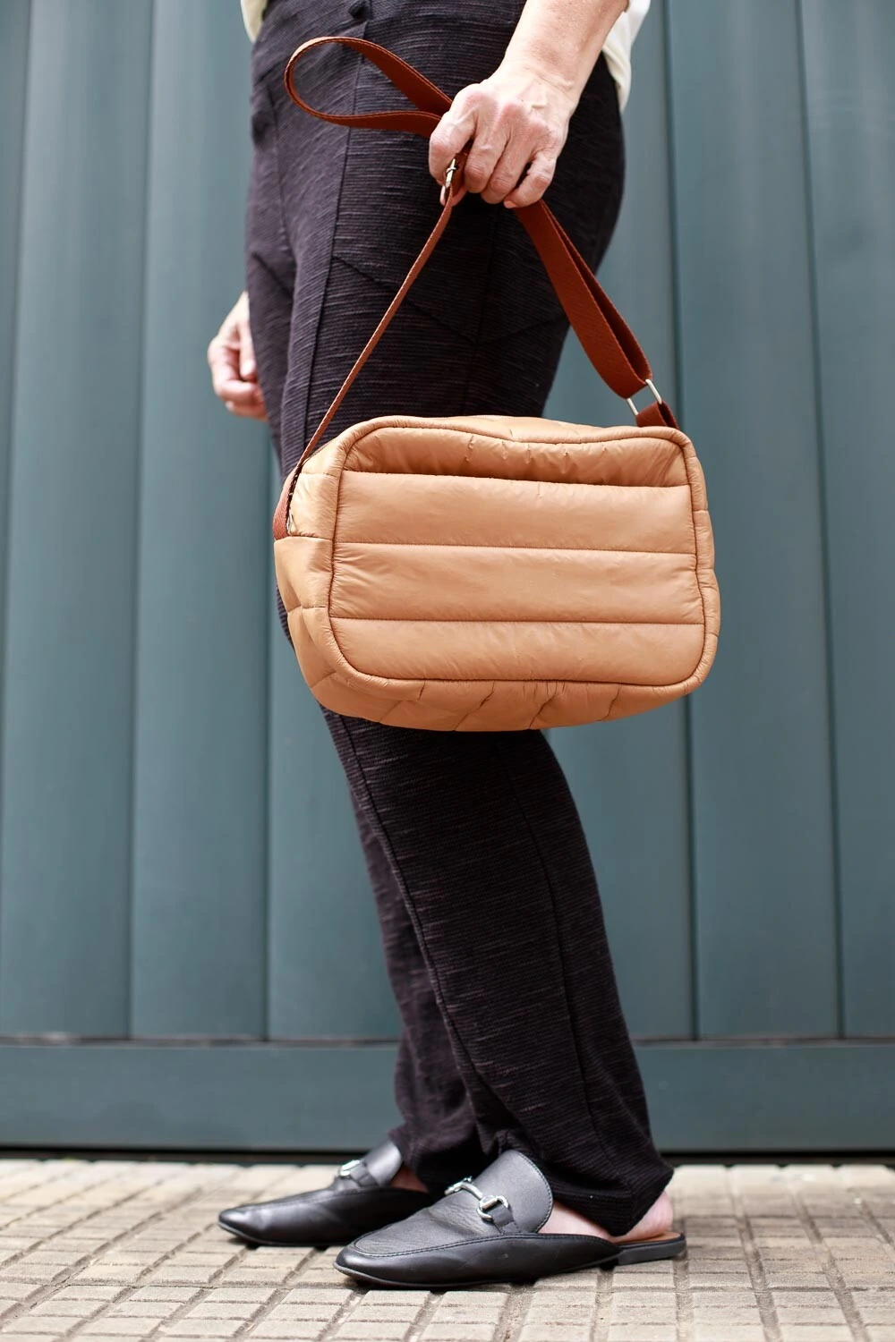 Foto Bolsa Transversal Puffer em Nylon Caramelo