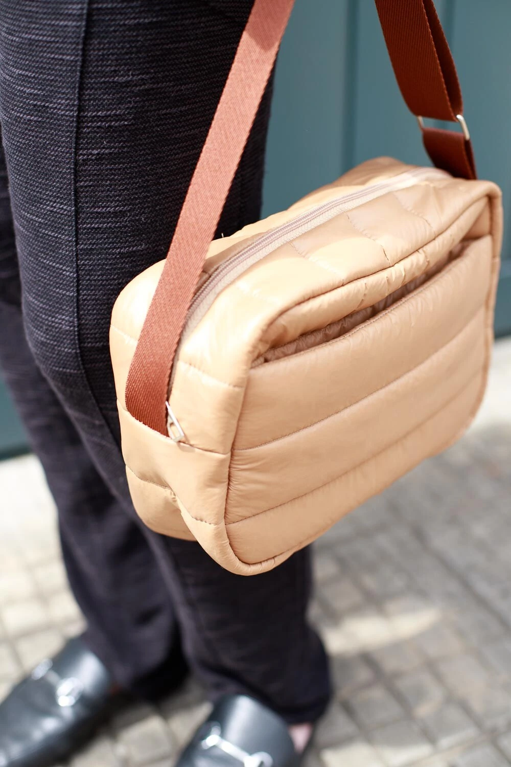 Foto Bolsa Transversal Puffer em Nylon Caramelo