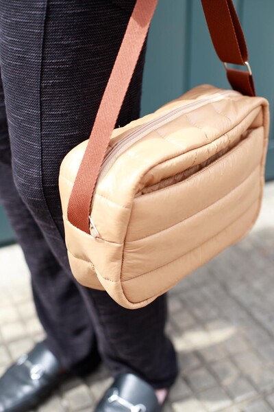Foto Bolsa Transversal Puffer em Nylon Caramelo