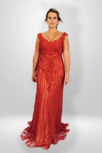 Vestido longo com bordado e rebordado em pedrarias