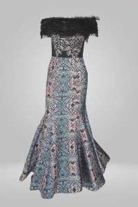 Vestido ombro a ombro, sereia com busto bordado em pedrarias