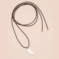 Colar Fio Marrom e Dente de Madrepérola