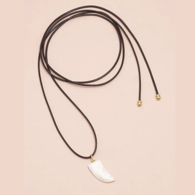 Foto Colar Fio Marrom e Dente de Madrepérola