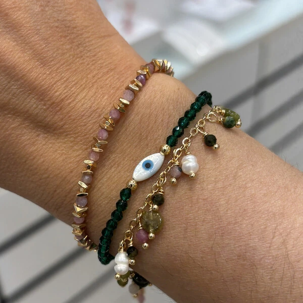 Pulseira Cristais e Pérolas Pendentes