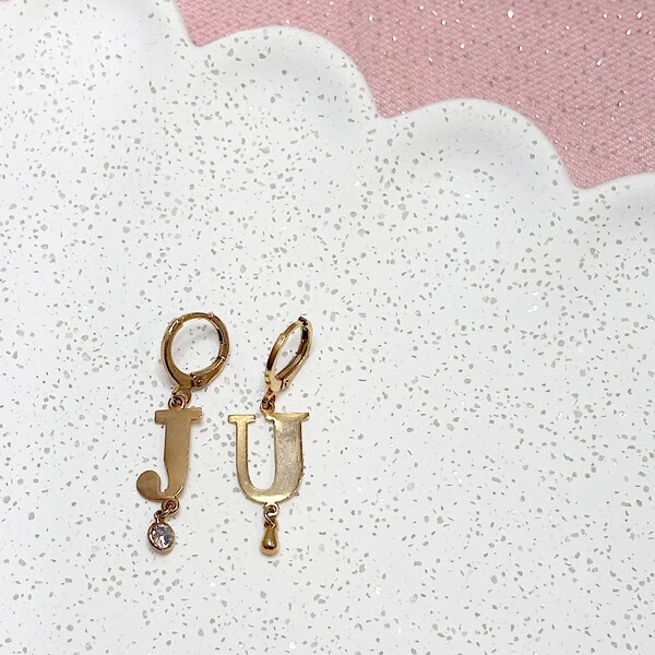 Argola Letras (lados diferentes)