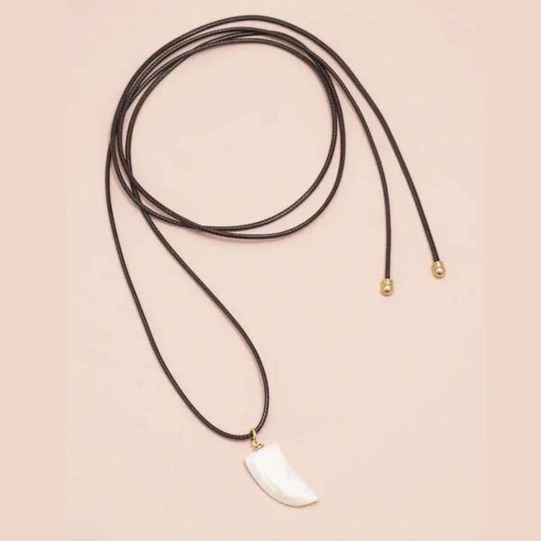 Colar Fio Marrom e Dente de Madrepérola