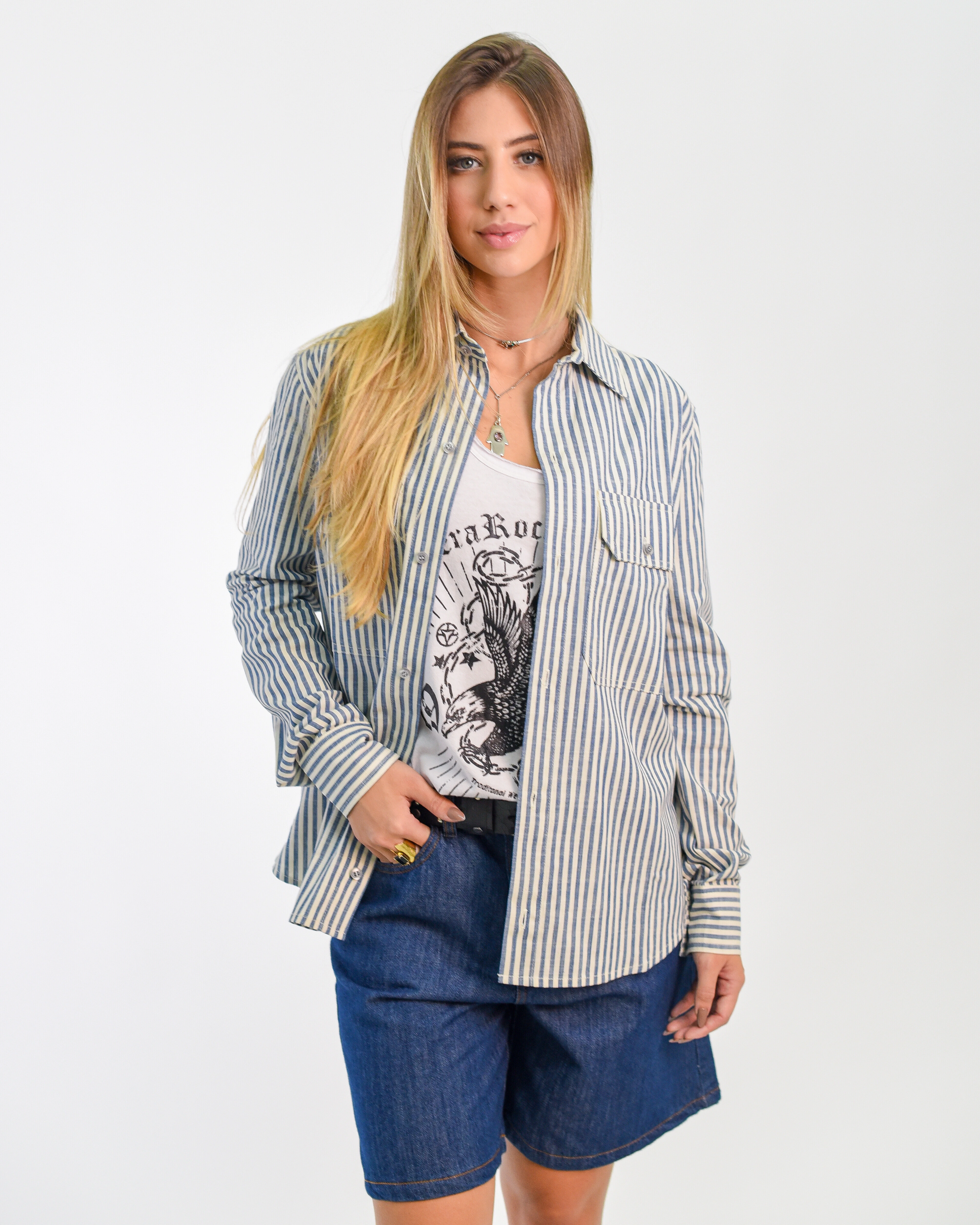 Foto Camisa Listrada com Bolsos Chapados