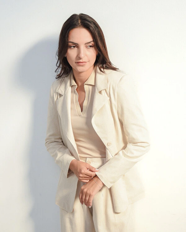 Blazer Alfaiataria Linho Bordado na Manga