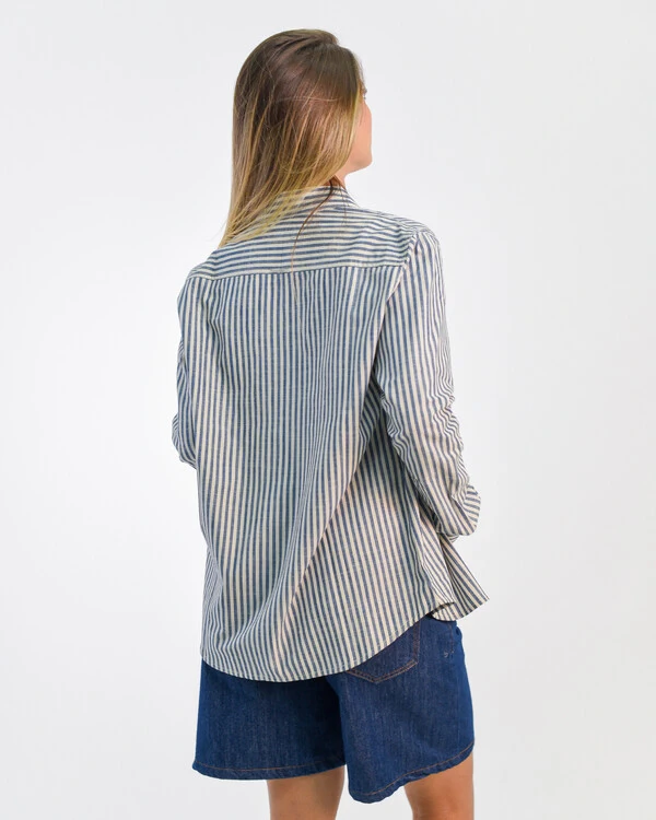 Camisa Listrada com Bolsos Chapados