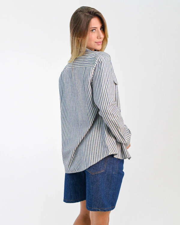 Camisa Listrada com Bolsos Chapados