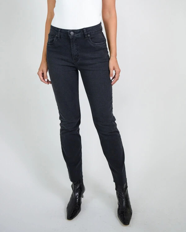 Calça Reta Black Barra a Fio