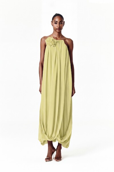 Foto Vestido Mirela Com Broche Crisântemo