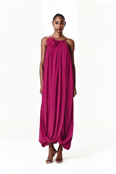 Foto Vestido Mirela Com Broche Crisântemo
