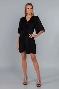 Vestido curto acetinado tranpasse manga sino