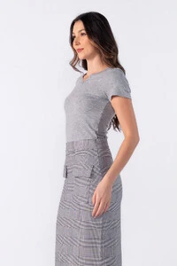 Blusa basica recorte em v no decote