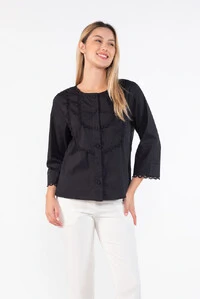 Camisa em algodao com aplicacoes em guipir