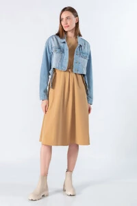 Vestido midi detalhe de ajuste na cintura