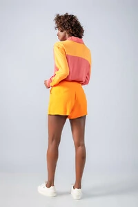 Shorts em viscose detalhe botoes ziper lateral