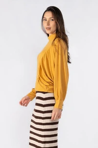 Blusa manga morcego com detalhe franzido