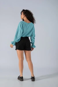 Blusa curta em viscose com elastico na barra e punho