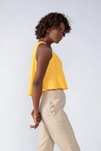 Blusa cropped em crepe texturizado