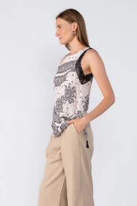 Blusa estampada com detalhe na cintura