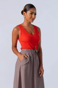 Blusa regata canelada decote em v