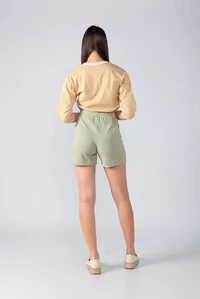 Shorts crepe liso detalhe cinto e bolsos