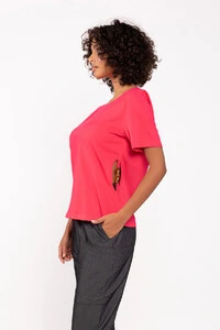 T-shirt algodao detalhe corrente lateral